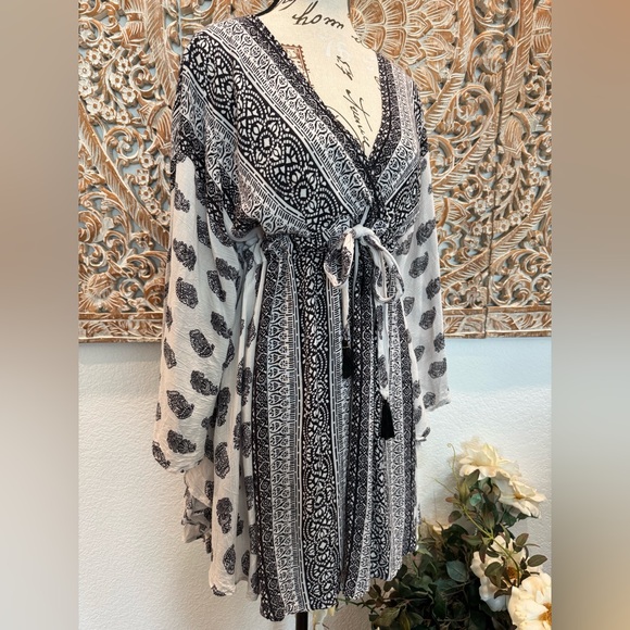 Black and White Patterned Mini Dress - Picture 3 of 11